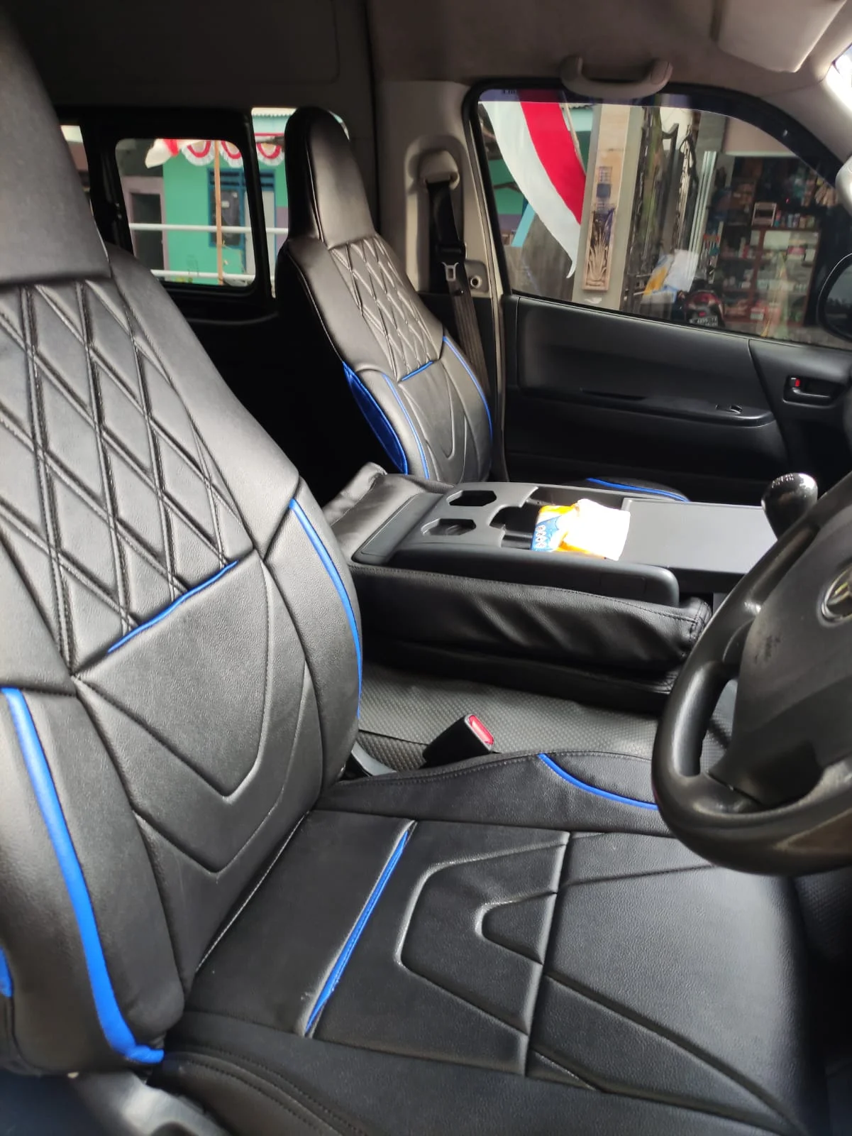 Jok kulit berpola di kabin depan Hiace Premio